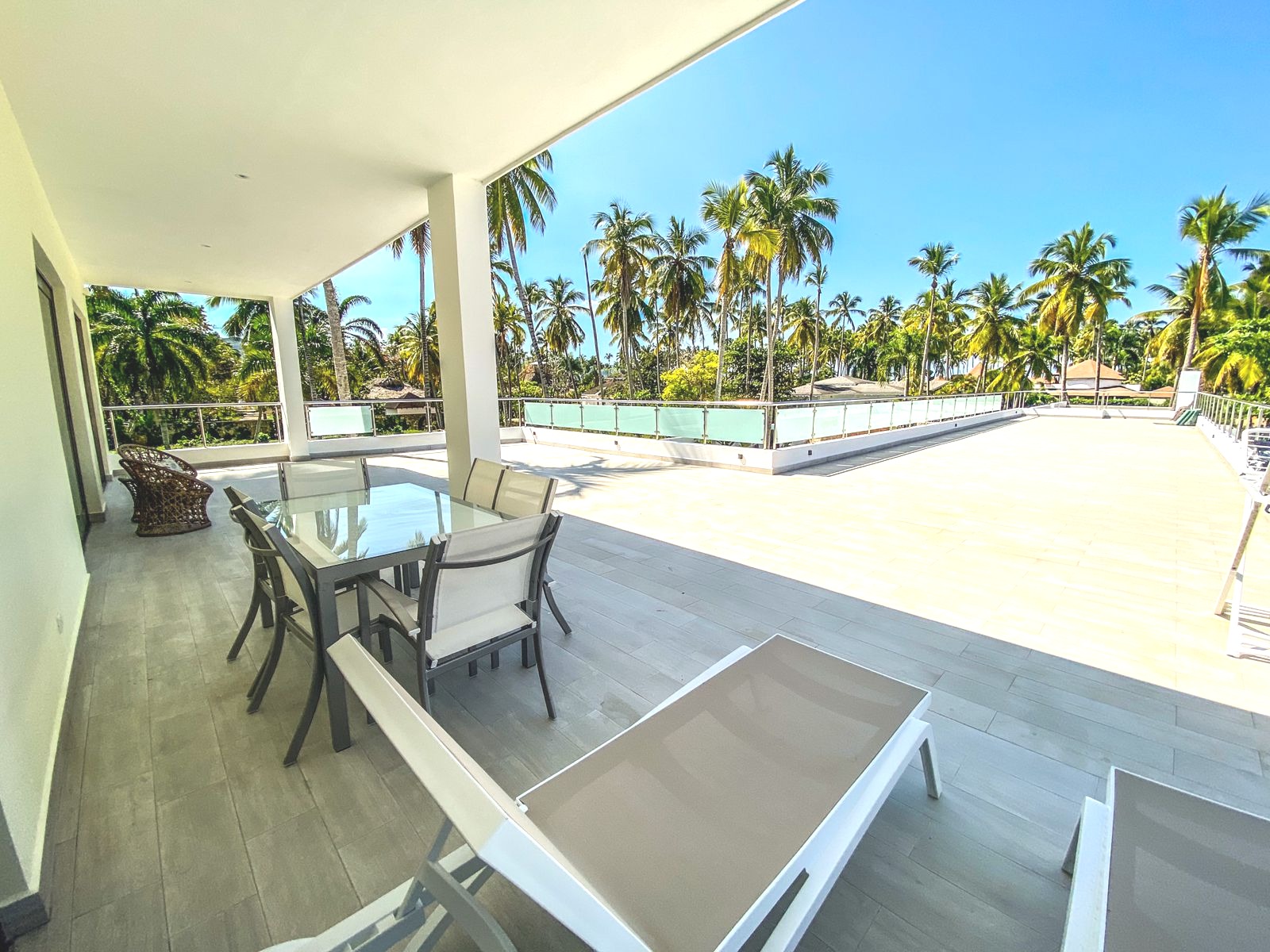 Tropical Heaven 🌴🌞 between Two Beaches 🏖️🏖️